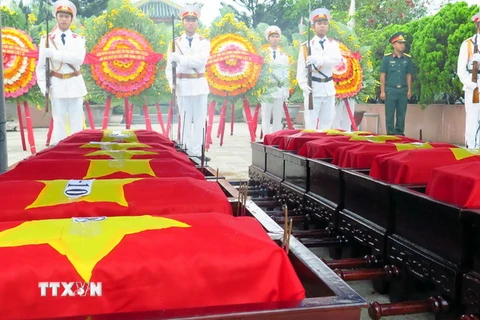 Lễ truy điệu và an táng hài cốt liệt sỹ Việt Nam hy sinh tại Lào. (Ảnh: Quốc Việt/TTXVN)