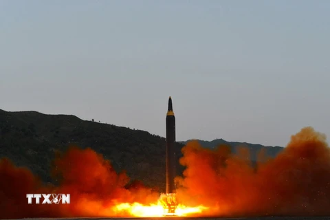 Triều Tiên phóng thử tên lửa đạn đạo đất đối đất kiểu mới Hwasong-12 ngày 14/5 vừa qua. (Ảnh: EPA/TTXVN)