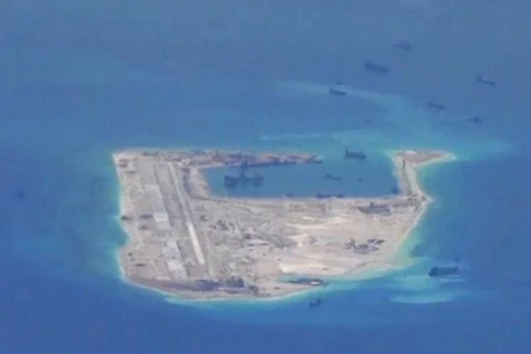 Các tàu nạo vét của Trung Quốc ở quần đảo Trường Sa đang tranh chấp ở Biển Đông. (Nguồn: Reuters/U.S.Navy) 