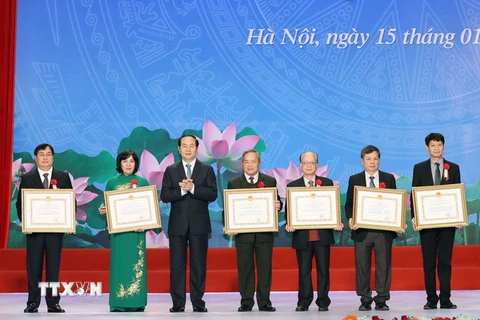 Chủ tịch nước Trần Đại Quang trao giải cho các tác giả đạt Giải thưởng Giải thưởng Nhà nước về Khoa học và Công nghệ ngày 15/01 vừa qua. (Ảnh: Nhan Sáng/TTXVN)