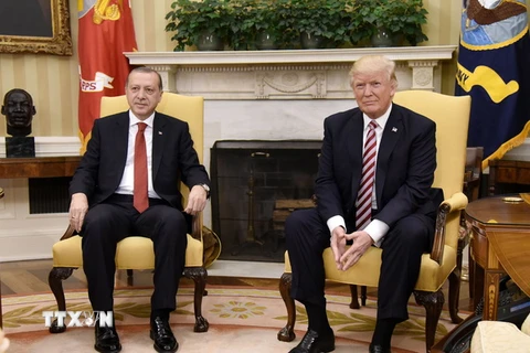 Tổng thống Mỹ Donald Trump (phải) trong cuộc hội đàm với Tổng thống Thổ Nhĩ Kỳ Recep Tayyip Erdogan (trái) tại Washington DC., ngày 16/5. (Ảnh: AFP/TTXVN)