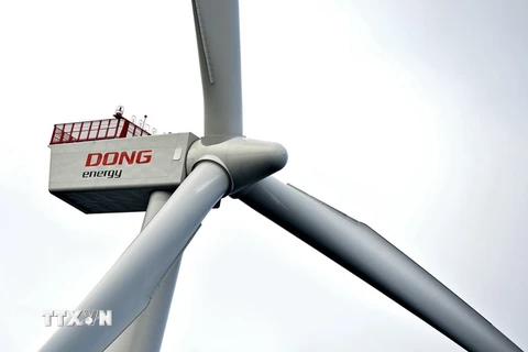 Một tuabin điện gió của Công ty năng lượng Dong Energy ở Aalborg, Đan Mạch. (Ảnh: EPA/TTXVN)