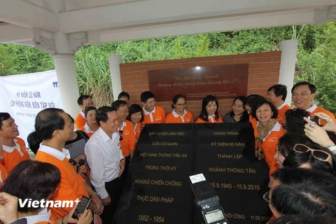 Tổng Giám đốc TTXVN và phóng viên-biên tập viên thăm Khu di tích Việt Nam Thông tấn xã ở xã Trung Yên. (Ảnh: Nguyễn Quang Hải/Vietnam+)