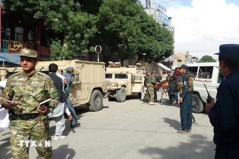 Quân đội Afghanistan phong tỏa khu vực xảy ra vụ tấn công ngân hàng New Kabul Bank ở Gardez ngày 20/5. (Ảnh: EPA/TTXVN)