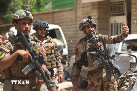 Lực lượng đặc nhiệm chống khủng bố của Iraq tiến vào quận Al-Oraibi, phía tây Mosul, trong chiến dịch giải phóng thành phố này từ phiến quân IS ngày 14/5 vừa qua. (Ảnh: AFP/TTXVN)