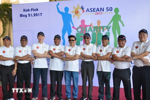 Đại diện sứ quán 9 nước ASEAN tại Campuchia chụp ảnh lưu niệm tại lễ khai mạc sự kiện. Công sứ Nguyễn Trác Toàn đứng ngoài cùng bên trái. (Ảnh: Phan Minh Hưng/TTXVN)