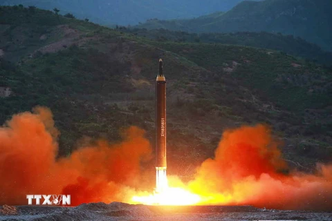 Tên lửa đạn đạo đất đối đất tầm trung Hwasong-12 được Triều Tiên phóng thử ngày 14/5 vừa qua. (Ảnh: Yonhap/TTXVN)