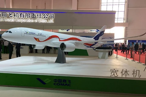 Mô hình máy bay phản lực rộng của COMAC tại một triển lãm Không gian và Hàng không Quốc tế Trung Quốc. (Nguồn: Reuters)