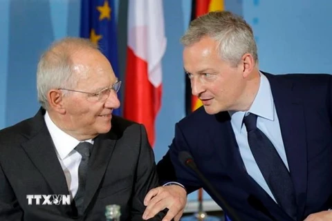 Bộ trưởng Tài chính Đức Wolfgang Schaeuble (trái) và người đồng cấp Pháp Bruno Le Maire (phải), tại cuộc họp báo chung ở Berlin, Đức, ngày 22/5. (Nguồn: AP)