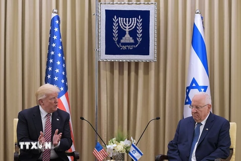 Tổng thống Mỹ Donald Trump (trái) và người đồng cấp Israel Reuven Rivlin (phải) tại cuộc hội đàm ở Jerusalem ngày 22/5. (Ảnh: AFP/TTXVN)