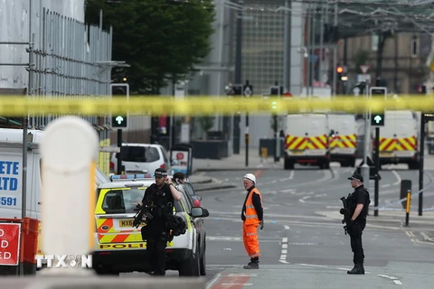 Cảnh sát phong tỏa hiện trường vụ nổ ở sân vận động Manchester để phục vụ công tác điều tra. (Ảnh: EPA/TTXVN)