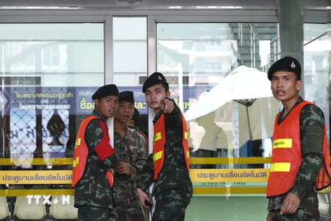 Binh sỹ Thái Lan tăng cường an ninh tại hiện trường vụ đánh bom ở bệnh viện quân y Phramongkutklao ngày 22/5. (Ảnh: EPA/TTXVN)
