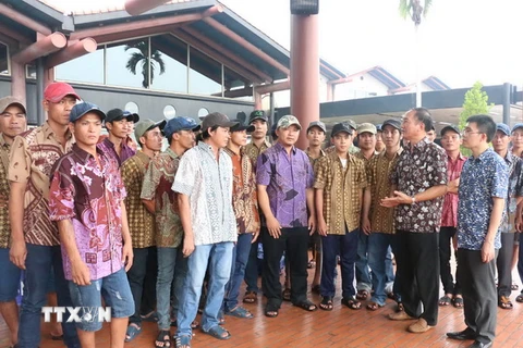 Ngư dân Việt Nam được phía Indonesia hoàn thành các thủ tục xuất cảnh và trao trả về nước tại cửa khẩu sân bay quốc tế Sukarno Hatta, Jakarta. (Ảnh: Đỗ Quyên/TTXVN)