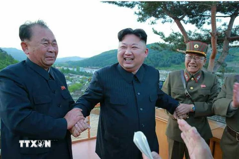 Nhà lãnh đạo Triều Tiên Kim Jong-un (giữa) gặp gỡ các sỹ quan và binh sỹ Triều Tiên sau vụ phóng thử tên lửa mới Hwasong-12, ngày 14/5 vừa qua. (Ảnh: Yonhap/TTXVN)