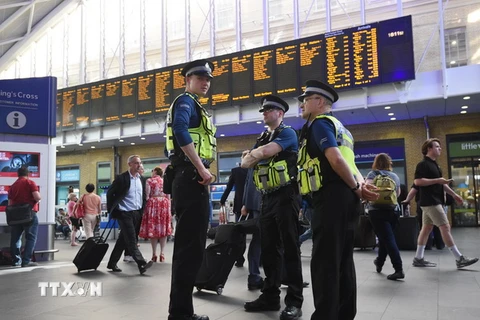 Cảnh sát Anh tuần tra tại nhà ga King Cross ở London ngày 25/5. (Ảnh: EPA/TTXVN)