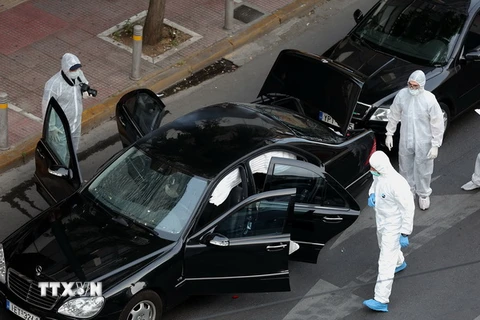 Cảnh sát phong tỏa để điều tra vụ bom thư nhằm vào cựu Thủ tướng Hy Lạp Lucas Papademos tại Athens ngày 25/5. (Ảnh: EPA/TTXVN)