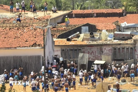 Các nhóm tù nhân xung đột tại nhà tù ở Alcacuz, Natal, Brazil ngày 19/1 vừa qua. (Ảnh: EPA/TTXVN)