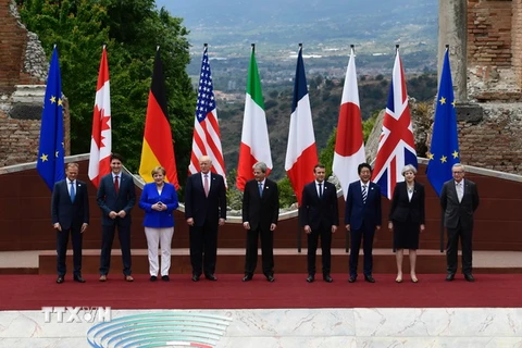 Chủ tịch Hội đồng châu Âu Donald Tusk và Lãnh đạo các nước G7. (Ảnh: AFP/TTXVN)