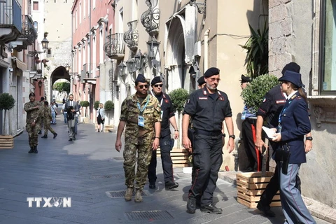 Lực lượng an ninh được triển khai tại thị trấn Sicilian, Taormina. (Ảnh: EPA/TTXVN)