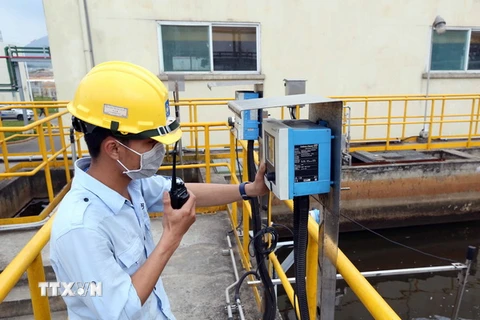 Kiểm tra độ đục kế của hệ thống xử lý nước thải tại Công ty Formosa Hà Tĩnh. (Ảnh: Quang Quyết/TTXVN)