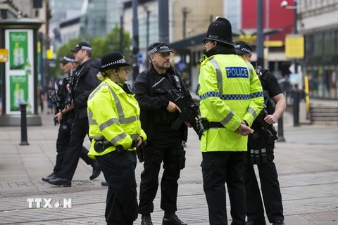 Cảnh sát Anh tăng cường an ninh tại Manchester ngày 28/5 vừa qua. (Ảnh: AFP/TTXVN)