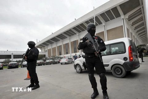 Lực lượng đặc nhiệm Tunisia làm nhiệm vụ tại Sân bay Quốc tế Tunis-Carthage. (Ảnh: AFP/TTXVN)