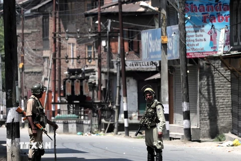 Các binh sỹ Ấn Độ tuần tra trong giờ giới nghiêm ở Kashmir ngày 28/5 vừa qua. (Ảnh: EPA/TTXVN)