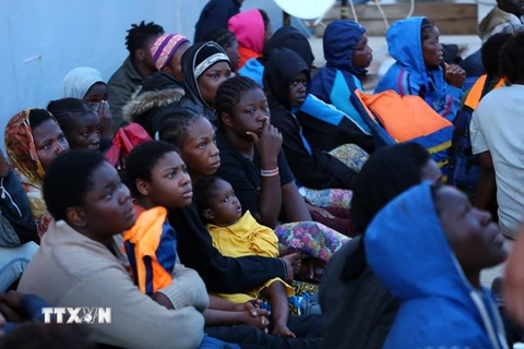 Những người di cư bất hợp pháp được giải cứu và đưa tới một căn cứ hải quân ở Tripoli của Libya. (Ảnh: AFP/TTXVN)