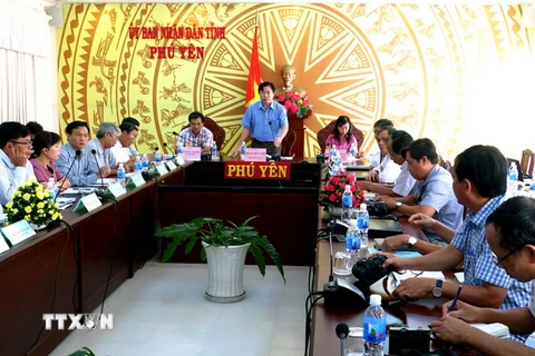 Ông Trần Hữu Thế, Phó chủ tịch Ủy ban Nhân dân tỉnh Phú Yên trả lời câu hỏi của các cơ quan báo chí. (Ảnh: Thế Lập/TTXVN)