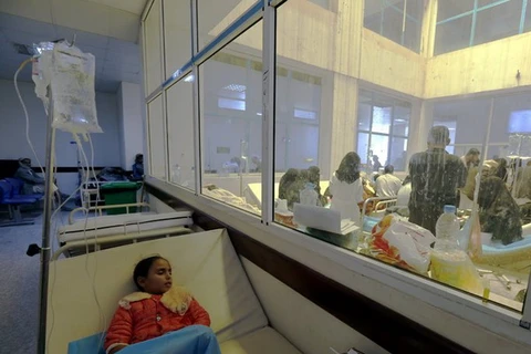 Một em bé ở Yemen có các triệu chứng bệnh tả đã được chăm sóc y tế tại một bệnh viện ở Sana tuần trước. (Nguồn: European Pressphoto Agency)