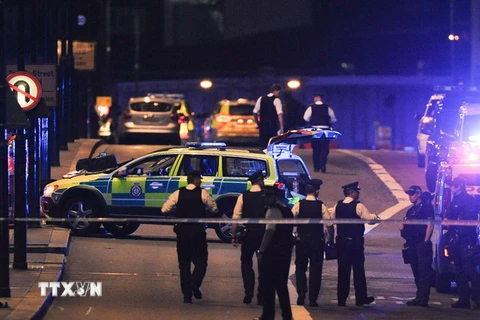 Cảnh sát phong tỏa hiện trường vụ tấn công ở Cầu London ngày 3/6. (Ảnh: AFP/TTXVN)