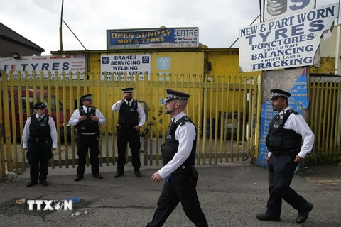 Cảnh sát điều tra tại Barking, London ngày 5/6. (Ảnh: AFP/TTXVN)