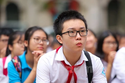 Thí sinh đặc biệt nhất điểm thi Việt Đức khi đeo khăn quàng đỏ đi thi. (Ảnh: Minh Sơn/Vietnam+)