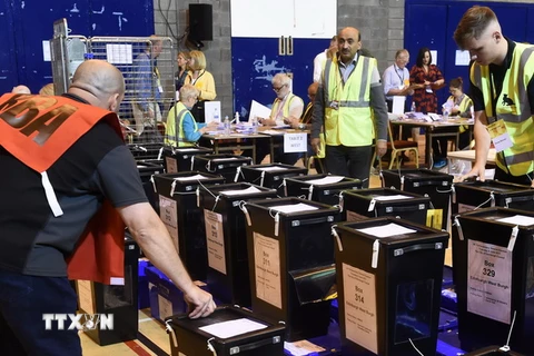 Nhân viên cơ quan bầu cử chuyển hòm phiếu tại Edinburgh, Scotland, Anh ngày 8/6. (Ảnh: AFP/TTXVN)