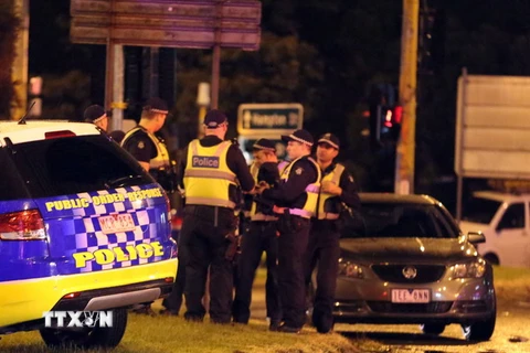 Cảnh sát và lực lượng phản ứng nhanh làm nhiệm vụ tại hiện trường vụ bắt cóc con tin ở thành phố Melbourne ngày 5/6 vừa qua. (Ảnh: THX/TTXVN)