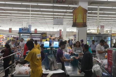 Người dân Qatar mua sắm tại các siêu thị cao hơn bình thường.(Nguồn: aljazeera)