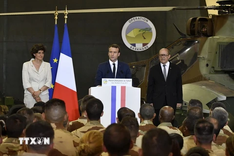 Tổng thống Pháp Emmanuel Macron, Ngoại trưởng Pháp Jean-Yves Le Drian và Bộ trưởng Quốc phòng Pháp Sylvie Goulard trong chuyến thăm các binh sỹ Pháp tham gia chiến dịch chống khủng bố tại khu vực Sahel, ở Gao, Mali ngày 19/5 vừa qua. (Ảnh: EPA/TTXVN)