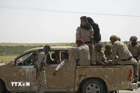Các thành viên SDF tuần tra tại Hazima, ngoại ô phía bắc Raqa. (Ảnh: AFP/TTXVN)