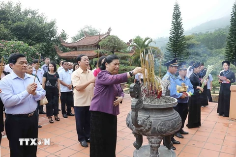 Phó Chủ tịch Quốc hội Tòng Thị Phóng dâng hương tại ATK Định Hóa. (Ảnh: Phương Hoa/TTXVN)