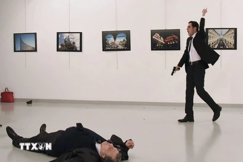 Hung thủ Mevlut Altintas (phải) sau khi sát hại Đại sứ Nga Andrei Karlov (trái) ở Ankara, Thổ Nhĩ Kỳ ngày 19/12/2016. (Ảnh: AFP/TTXVN)