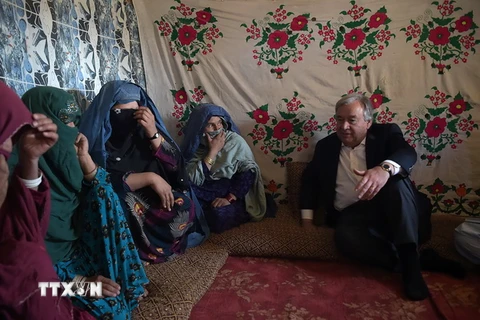 Tổng thư ký Liên hợp quốc Antonio Guterres (phải ) thăm khu trại tạm thời ở ngoại ô thủ đô Kabul ngày 14/6. (Ảnh: AFP/TTXVN) 