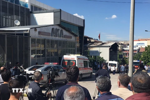 Hiện trường vụ nổ bom ở Ankara. (Ảnh: THX/TTXVN)