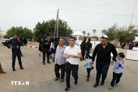 Cảnh sát gác tăng cường an ninh tại Djerba, Tunisia ngày 12/5 vừa qua. (Ảnh: EPA/TTXVN)