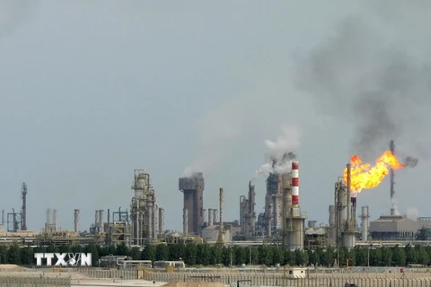 Một nhà máy lọc dầu ở ngoại ô Doha của Qatar. (Ảnh: AFP/TTXVN)