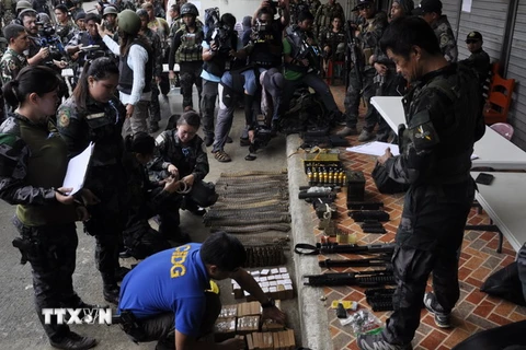 Binh sỹ Philippines trưng bày số vũ khí thu giữ trong chiến dịch chống phiến quân ở Marawi ngày 7/6 vừa qua. (Ảnh: EPA/TTXVN)