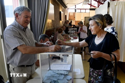 Cử tri đi bỏ phiếu tại điểm bầu cử ở Carhaix-Plouguer ngày 18/6. (Ảnh: AFP/TTXVN)
