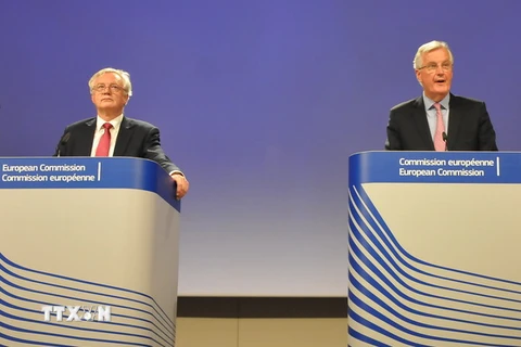 Hai nhà đàm phán của phía EU Michel Barnier và phía Anh David Davis. (Ảnh: Kim Chung/TTXVN)