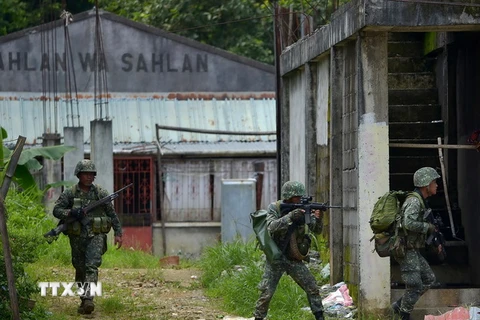 Binh sỹ Philippines tuần tra tại Marawi trong chiến dịch truy quét phiến quân. (Ảnh: AFP/TTXVN)