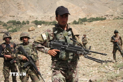 Lực lượng an ninh Afghanistan tham gia chiến dịch chống IS tại Tora Bora. (Ảnh: THX/TTXVN)