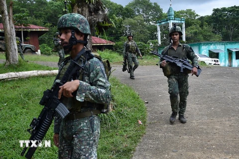 Binh sỹ Philippines tuần tra tại Marawi, Mindanao trong chiến dịch chống phiến quân Hồi giáo ngày 18/6 vừa qua. (Ảnh: AFP/TTXVN) 